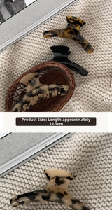Close-up of 11.5cm acetate claw clip showing marble pattern and durable metal spring