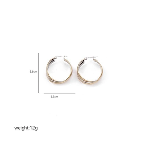 Detail view of multi-layer tricolor hoop earrings with dimensions 3.6cm and weight 12g