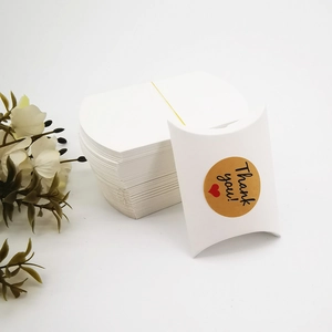 Weiße kissenförmige Kraftpapier-Geschenkbox mit Thank You Sticker und Blumendeko