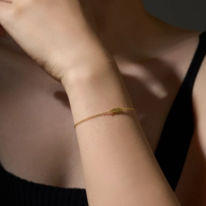 Elegant 925 silver gold-plated minimalist bracelet with oval zircon pendant on wrist