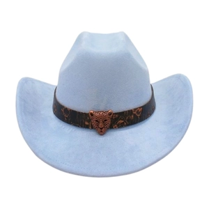 Dettaglio cappello cowboy in pelle scamosciata azzurra con emblema leopardo vintage