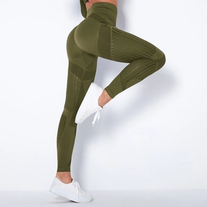 Detail der nahtlosen High-Waist-Yoga-Leggings mit seitlichem Streifen-Hohlschliff-Design
