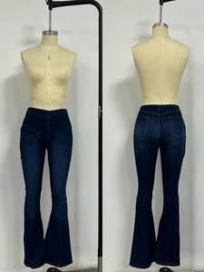 Dettaglio fronte e retro dei jeans a zampa blu scuro a vita alta in denim elasticizzato