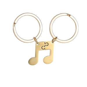 Detailaufnahme der geteilten Musiknoten Schlüsselanhänger in poliertem Gold-Finish