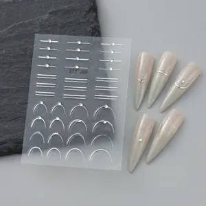 Détail d'autocollants 5D argentés pour ongles avec lignes métalliques et strass