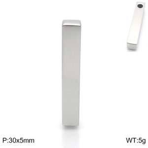 Macro view of polished silver rectangle pendant showing dimensions 30x5mm and 5g weight