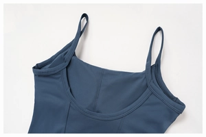 Dettaglio del top yoga blu navy con scollo a U e cuciture piatte di alta qualità