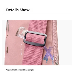 Détail de la bandoulière réglable avec boucle en plastique noir sur sac en nylon rose
