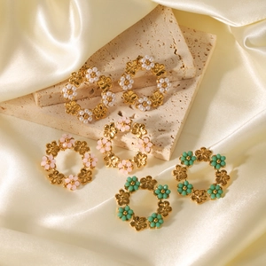 Boucles d'oreilles circulaires florales dorées avec perles roses et vertes élégantes