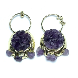 Detail von 14K vergoldeten Katzenkrallen-Anhängern mit rohen Amethyst-Druzy-Clustern