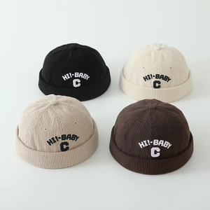 Bonnet en tricot rayé pour enfants avec broderie C en noir, beige et marron chaud