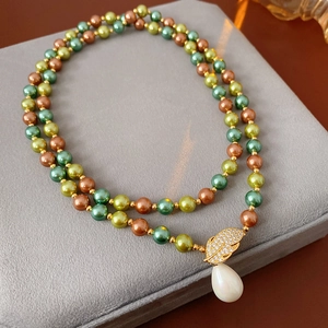 Dettaglio della collana di perle con foglia di zircone e pendente a goccia