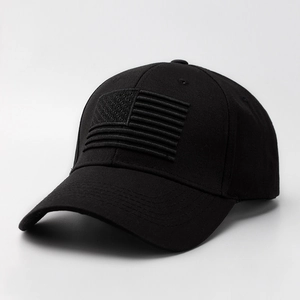 Dettaglio del cappellino da baseball nero con ricamo tono su tono della bandiera USA