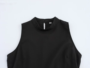 Detailansicht des V-Ausschnitts und des S-Größenetiketts an diesem eleganten schwarzen Kleid