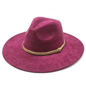 Detail eines burgunderfarbenen Fedora-Hutes mit braunem Webband und Wildlederstruktur