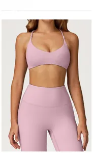 Dettaglio del set yoga rosa porpora a vita alta con spalline sottili e elastico
