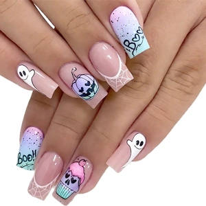 Faux ongles Halloween avec motifs citrouille, fantôme et toile d'araignée, style carré