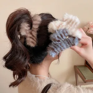 Pince À Cheveux En Peluche Fausse Fourrure Rayée Grande Tenue Élégante Accessoires D'Hiver Pour Femmes Épingle Chic