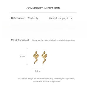 Vue détaillée de boucles d'oreilles serpent dorées avec zircons et dimensions du produit