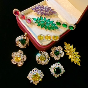 Luxurious Copper Rhinestone Brooch Pin Elegant Emerald Flower Leaf Shape Women Retro Palace Style Jewelry Gift