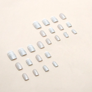 Short square press-on nail kit with silver glitter and pearlescent grey finish