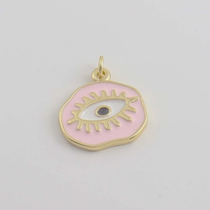 Dettaglio ciondolo a forma di occhio in smalto rosa placcato oro con gemma nera e anello
