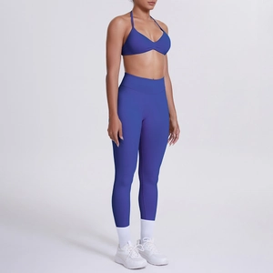 Dettaglio del reggiseno sportivo blu reale e dei leggings da yoga a vita alta set