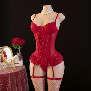 Vue détaillée d'un body en dentelle rouge avec tulle semi-transparent et porte-jarretelles
