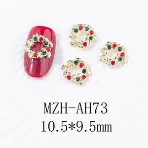 Détail de bijoux d'ongles couronne de Noël dorés avec strass rouges et verts