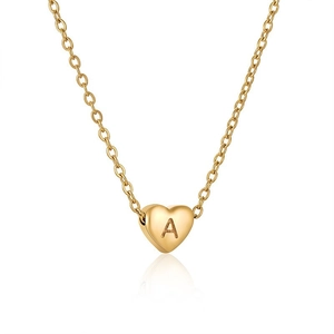 Collar dorado de acero inoxidable con colgante de corazón y grabado de letra A en blanco