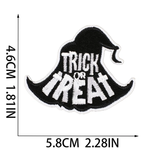 Dettaglio della toppa ricamata a cappello da strega di Halloween con dimensioni e testo