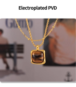 Détail macro du collier plaqué or 18k PVD avec un pendentif carré en oeil de tigre