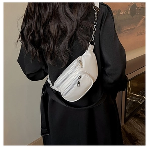 Vue arrière d'un sac de poitrine en cuir blanc avec doubles zips argentés sur manteau sombre