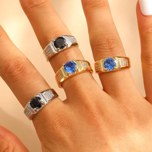 Nahaufnahme von Hip-Hop-Punk-Ringen mit blauen und schwarzen Diamanten am Modell