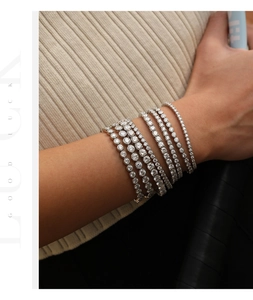 Detailweergave van gestapelde S925 zilveren tennisarmbanden met fonkelende VVS1 moissaniet