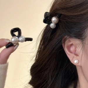 Pince à cheveux noire minimaliste ornée de perles blanches pour coiffure quotidienne