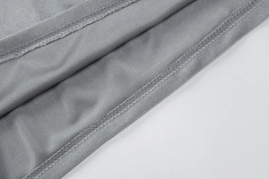Gros plan du tissu en maille grise montrant la couture à double aiguille haute densité