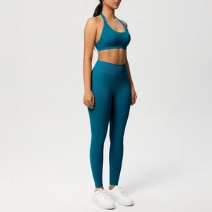 Dettaglio del reggiseno sportivo allacciato al collo e leggings yoga a vita alta blu pavone