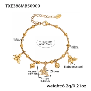 Detail van goudkleurige roestvrijstalen armband met vlinder- en hartbedeltjes met afmetingen