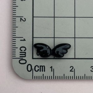 Detailansicht des schwarzen Mini-Harzflügels mit Lineal zur Größenmessung