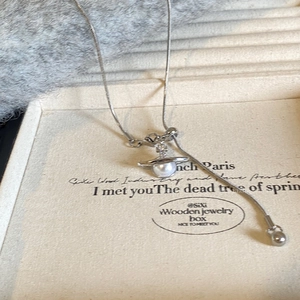 Collier Saturne argenté avec pendentif zircon, perle et chaîne serpent pour femme
