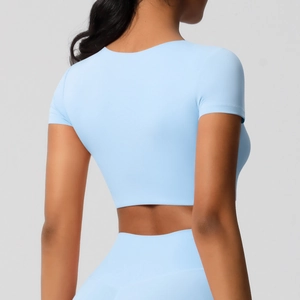 Vue arrière du crop top de yoga bleu clair sans couture en tissu extensible respirant