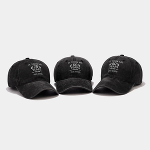 Détail de casquettes de baseball en coton noir délavé avec texture vintage et broderie