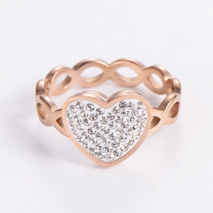 Dettaglio anello a cuore in oro rosa con cristalli e fascia a infinito traforata