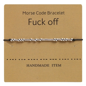 Handgefertigtes Morsecode-Armband mit schwarzer Kordel und Silberperlen auf Karte