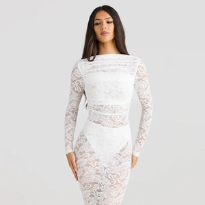 Détail du tissu en dentelle florale blanche et encolure bustier sur une robe longue moulante