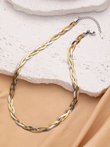 Dettaglio collana a catena serpente intrecciata tricolore oro, argento e oro rosa