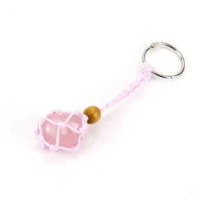 Détail d'une pochette en maille tissée à la main avec pierre de quartz rose sur porte-clés