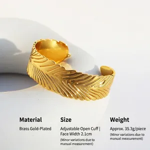Bracciale rigido a piuma in ottone placcato oro 18 carati con design largo regolabile