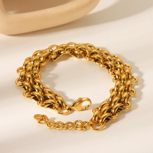 Detailed view of 18K gold plated stainless steel chunky chain link bracelet with lobster clasp